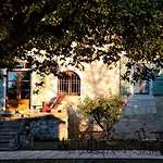 Les Deux Abbesses En | La Grande Maison
