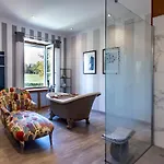 Alojamento de Acomodação e Pequeno-almoço Les Deux Abbesses En | La Grande Maison 4*