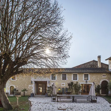 Les Deux Abbesses En | La Grande Maison 4* Mareuil-sur-Belle