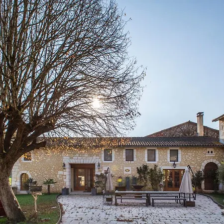 Les Deux Abbesses En Vert | La Grande Maison Bed and breakfast 3*