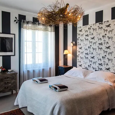 Les Deux Abbesses En | La Grande Maison 4* Mareuil-sur-Belle