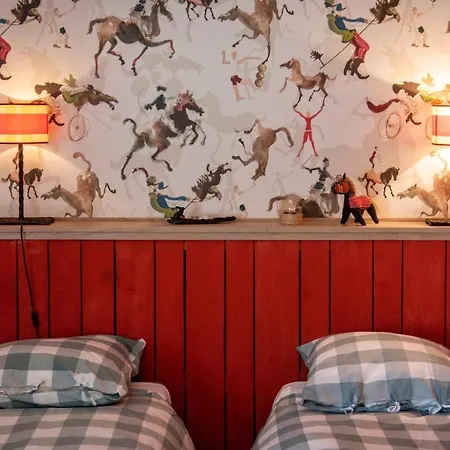 Les Deux Abbesses En Vert | La Grande Maison Bed and breakfast