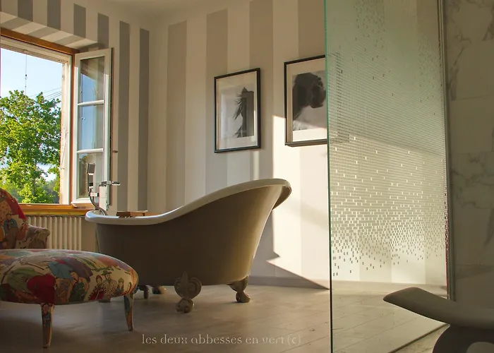 Les Deux Abbesses En Vert | La Grande Maison Couette-café 4*