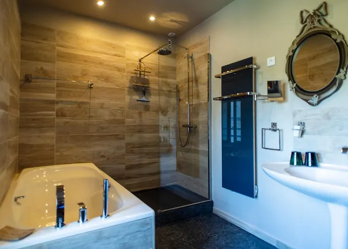 Les Deux Abbesses En Vert | La Grande Maison Couette-café